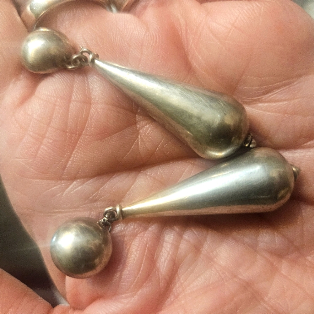 ELEGANT VINTAGE DROPLET EARRINGS. STERLING AND POSTS.